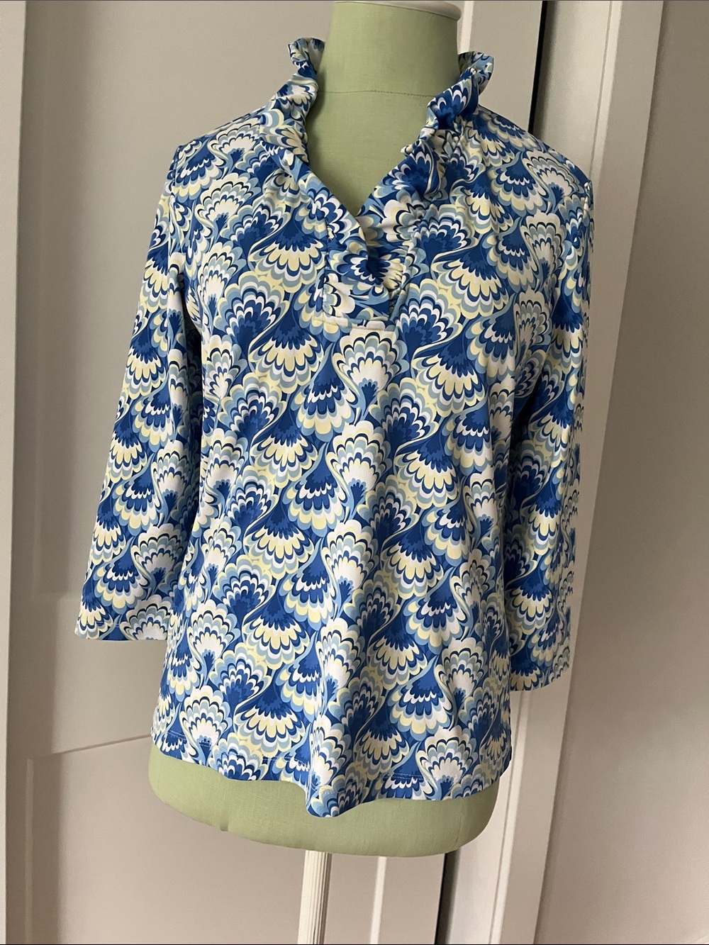 J. McLaughlin Blue & White Ruffle-Neck Patterned Blouse